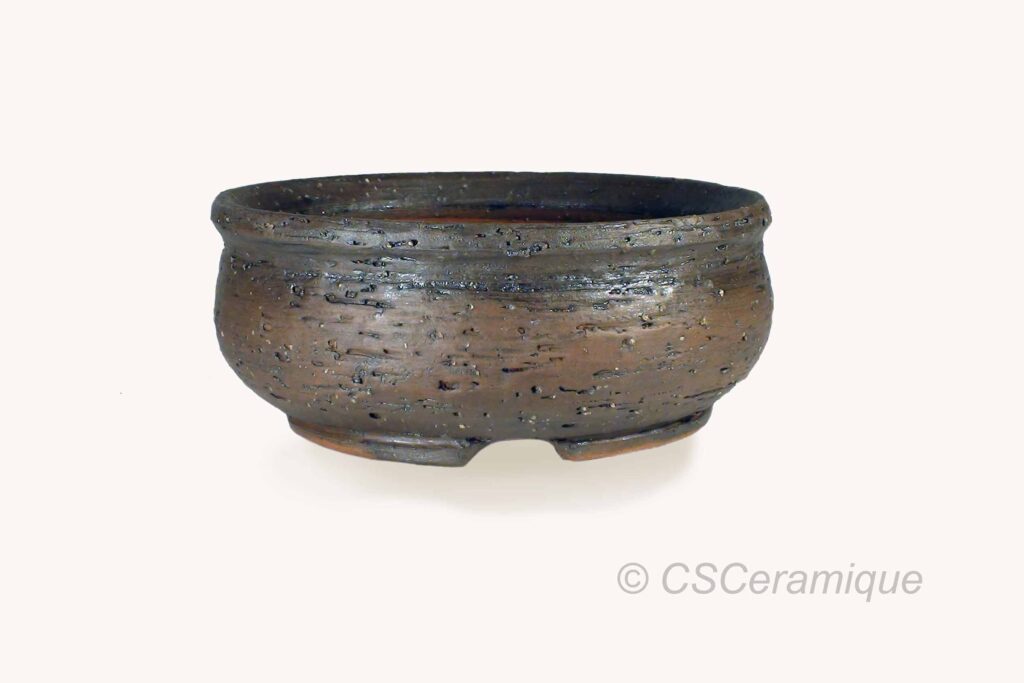 Cette poterie pour bonsaï rond en grès de couleur terracotta foncé, idéal pour un shohin
This round bonsai pot in dark terracotta stoneware is ideal for a shohin.