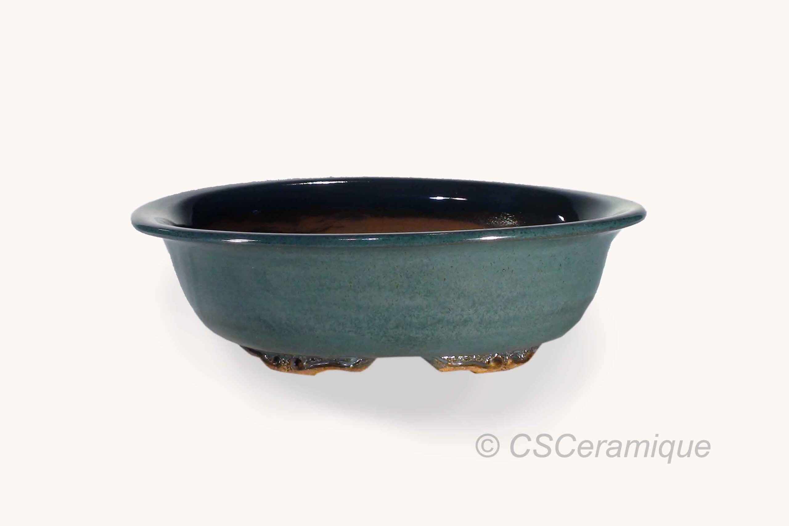 Cette poterie s'harmonise parfaitement avec les nuances de feuillage des érables japonais. In an elegant shade of blue, this pot blends perfectly with the foliage of Japanese maples