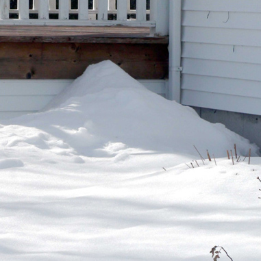 Photo représentant des cônes en polystyrène entièrement recouvert sous la neige