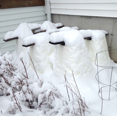 Photo représentant des cônes en polystyrène sous la neige