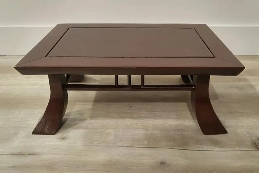 « L'Art de la Table à Bonsaï » et la beauté de la présentation. Image de la première table à bonsaï d'Alex Imbo un artisan québécois.
