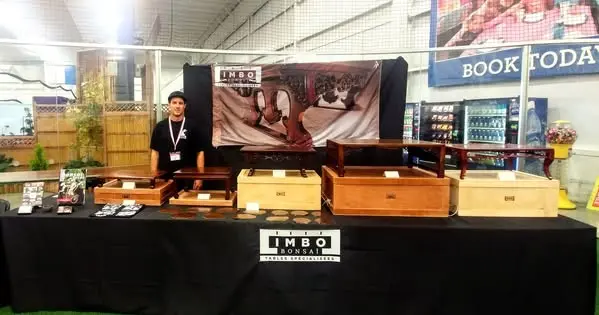 Image d'une table de vente avec Alex Imbo lors d'une exposition