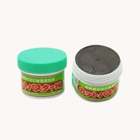 Outils pour bonsaï spécialisés: La pâte ferme, proposée en petit pot. Plus rigide, elle nécessite d’être réchauffée dans la paume de la main